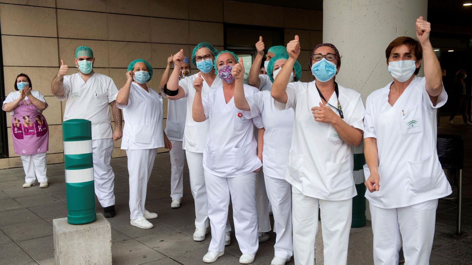 El personal sanitario de urgencias del PTS de Granada, a las puertas del hospital  para el aplauso diario en apoyo