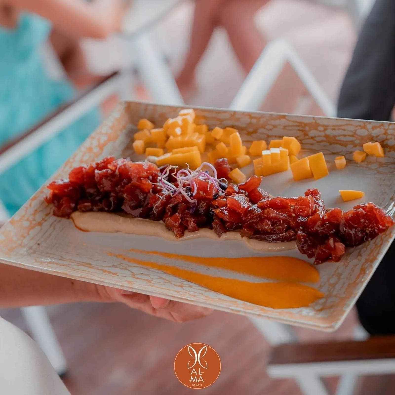 Tartar de atún rojo de almadraba con mango y salmorejo de aguacate