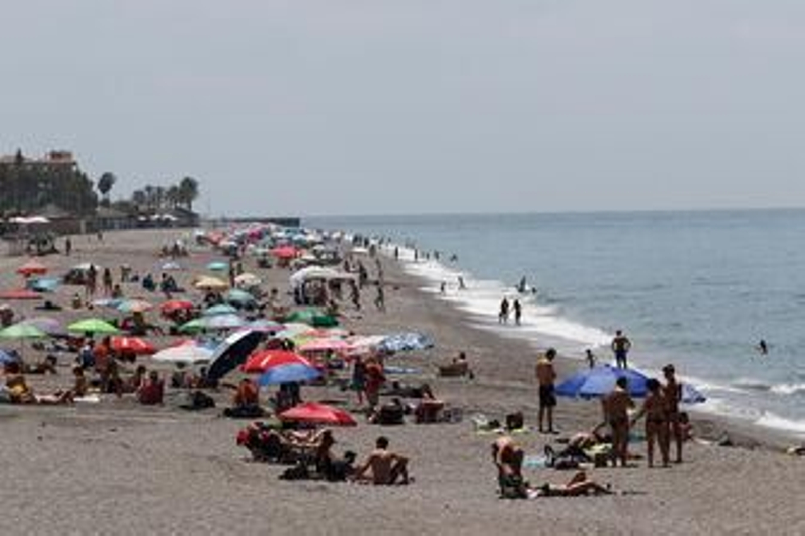 Desescalada: fotos de la primera gran jornada playera en la Costa de Granada