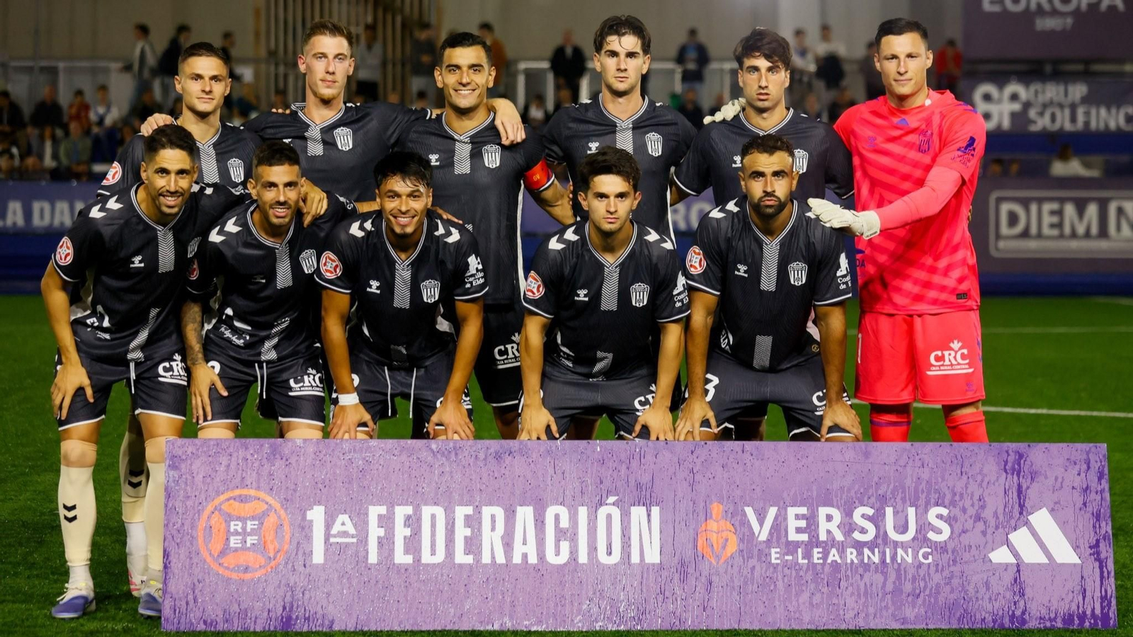 Ramón Vila, a la derecha, en el último once inicial del Eldense.