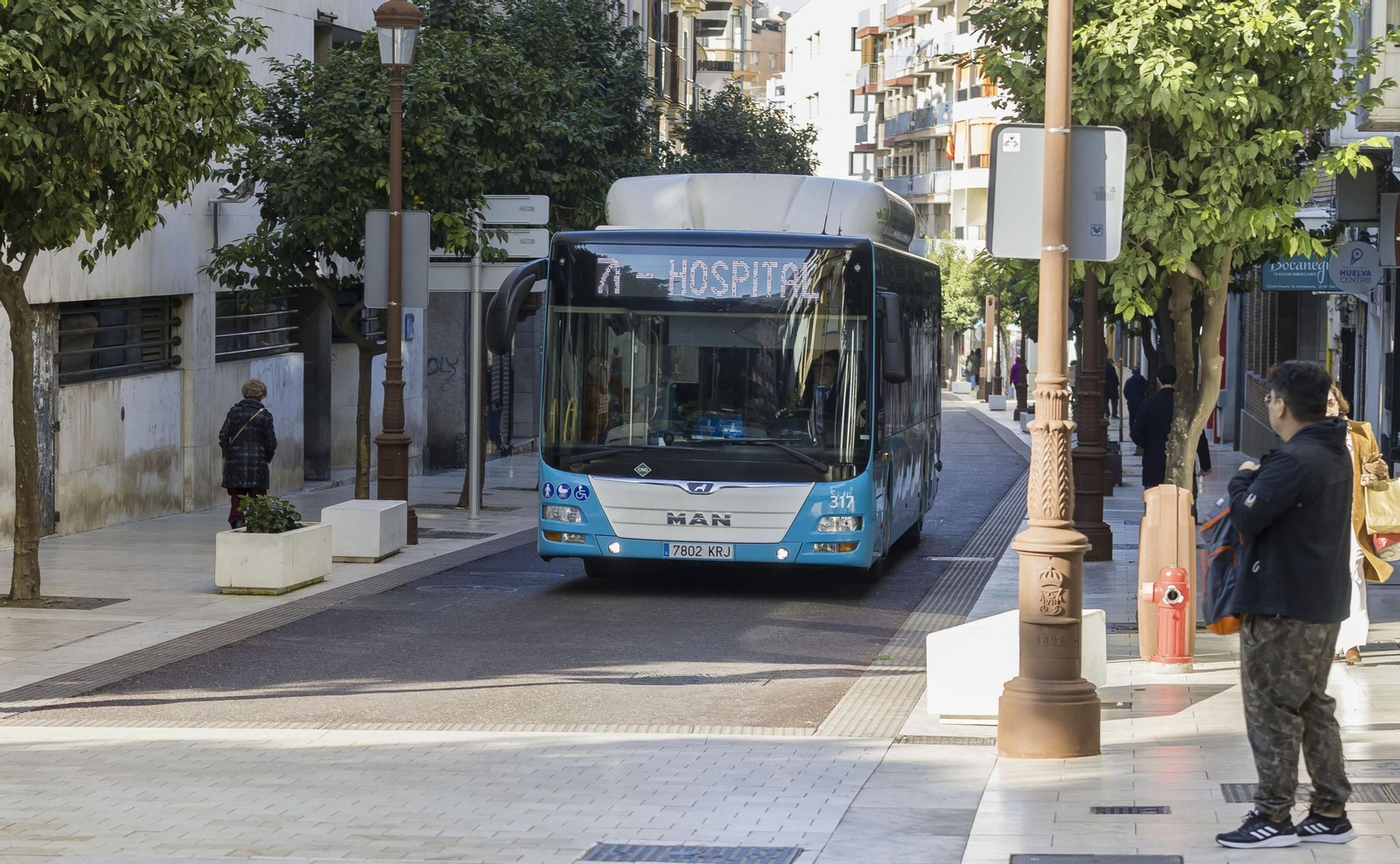 Un autobús de Emtusa circula por el centro de Huelva. Un autobús de Emtusa circula por el centro de Huelva.
