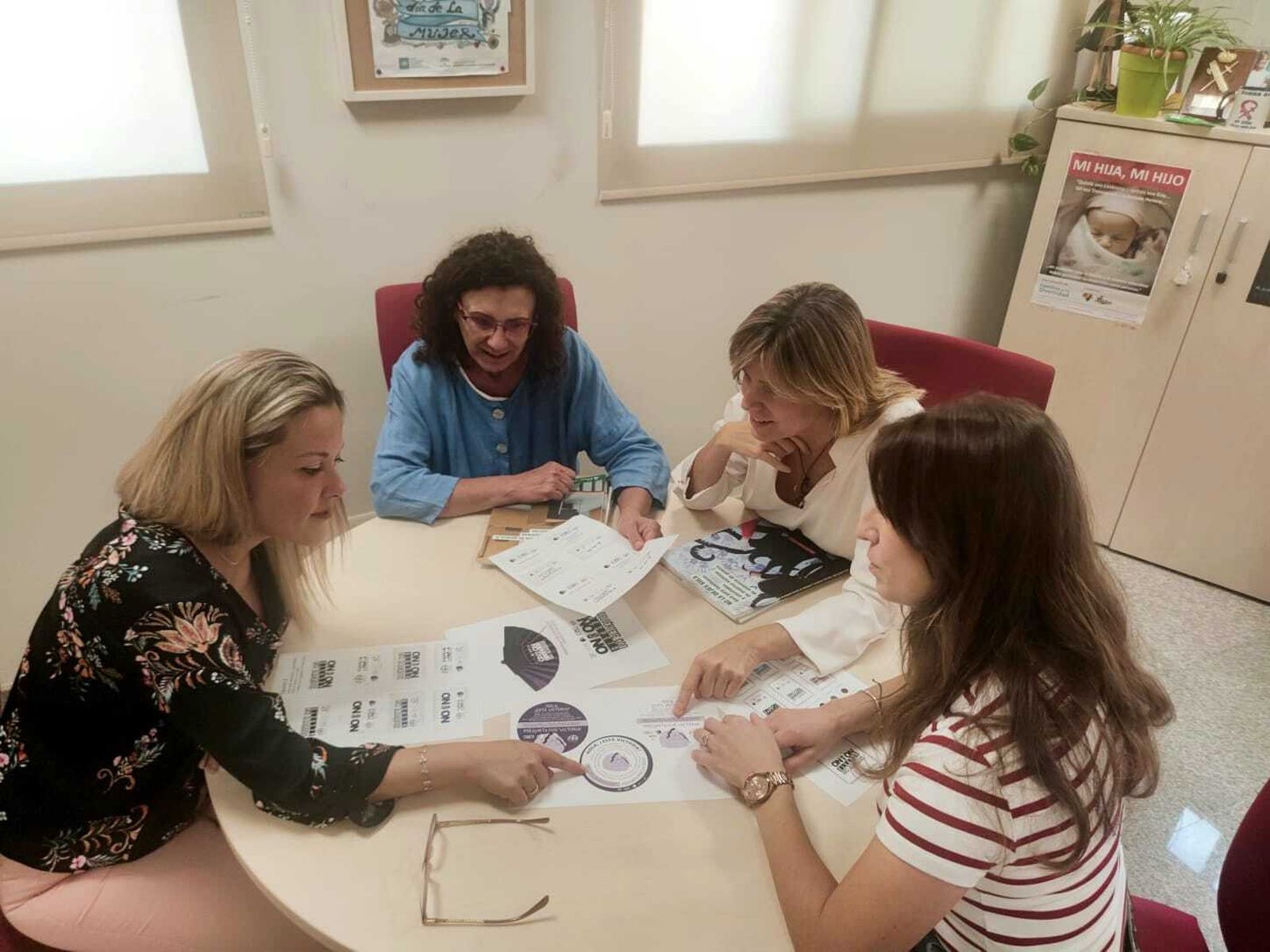 Elena Aguilar, concejala de Mujer e Igualdad en funciones junto a su equipo de trabajo