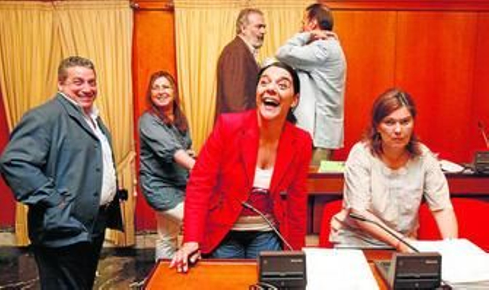 Rosa Candelario, acompañada de otros miembros del gobierno municipal.