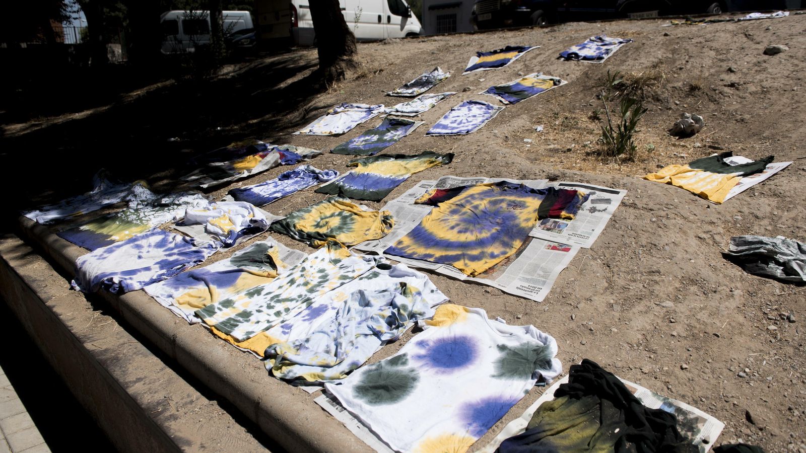 Camisetas elaboradas por los niños en uno de los talleres que realizan a diario - Carlos Gil