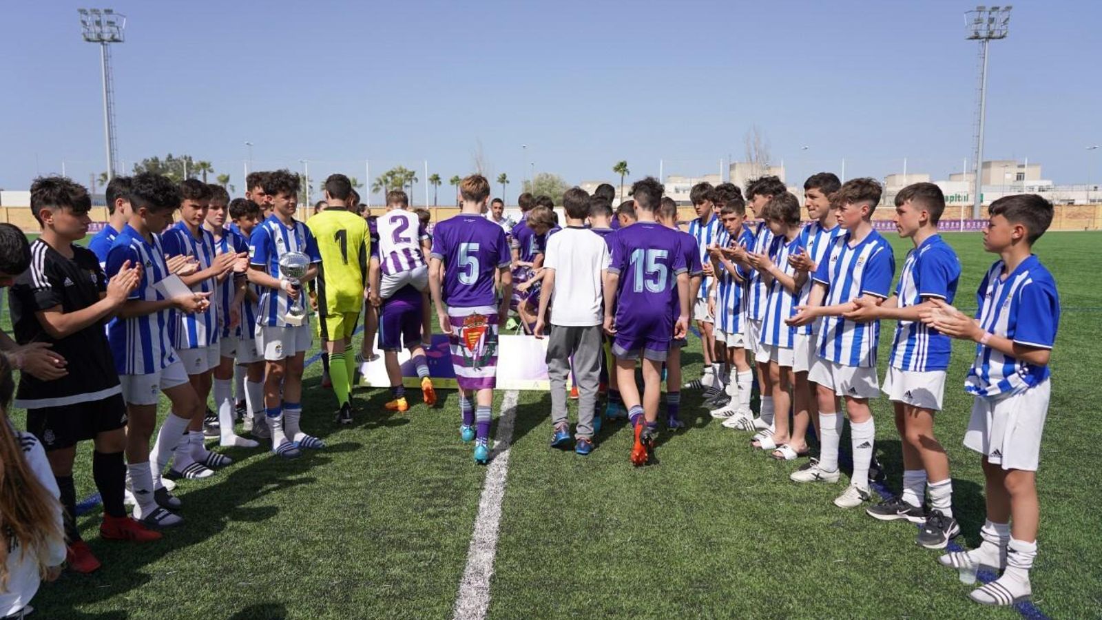 El Recreativo le hizo el pasillo de honor al Valladolid en la entrega de premios. El Recreativo le hizo el pasillo de honor al Valladolid en la entrega de premios.