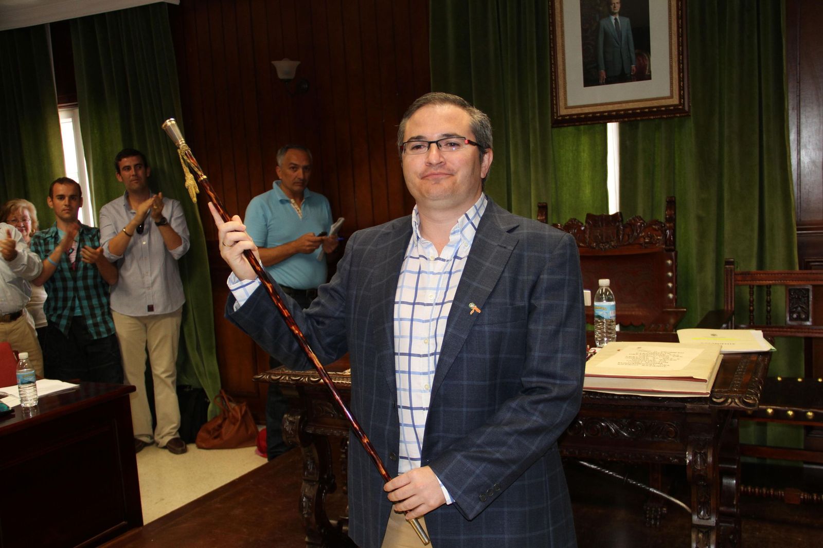 Julio Toscano, el único alcalde no socialista que ha tenido Alcaláde los Gazules en democracia, el día de su investidura el 11 de junio de 2011.