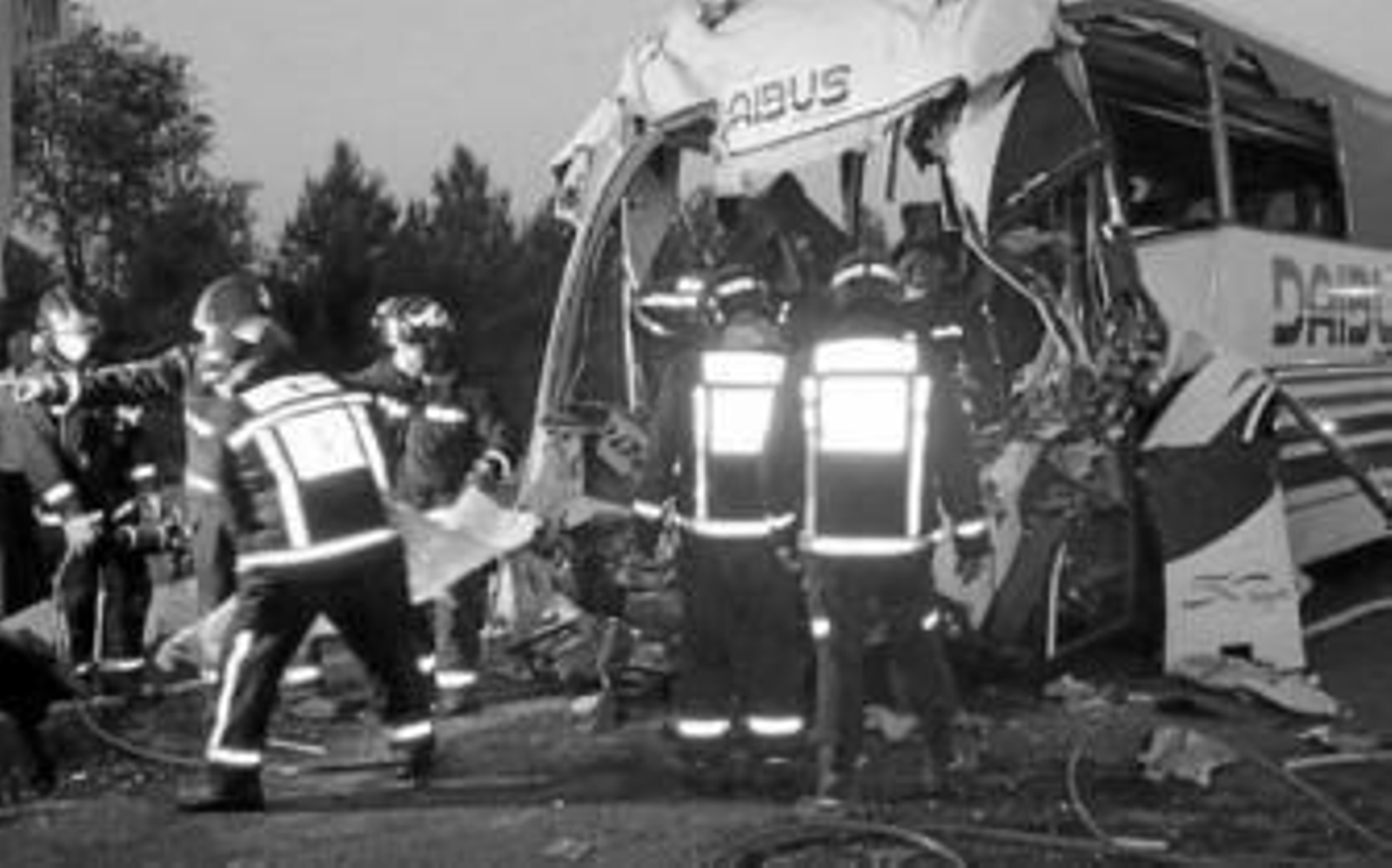 Aspecto en el que quedó el autobús tras colisionar contra un camión en el kilómetro 361 de la A-4, donde trabajan los bomberos.