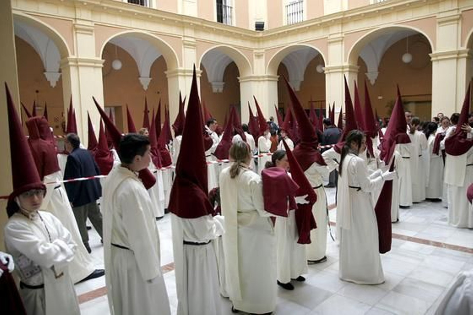 La ciudad se echó a la calle para acompañar a los pasos. Fotos: Espínola / Begoña Mora