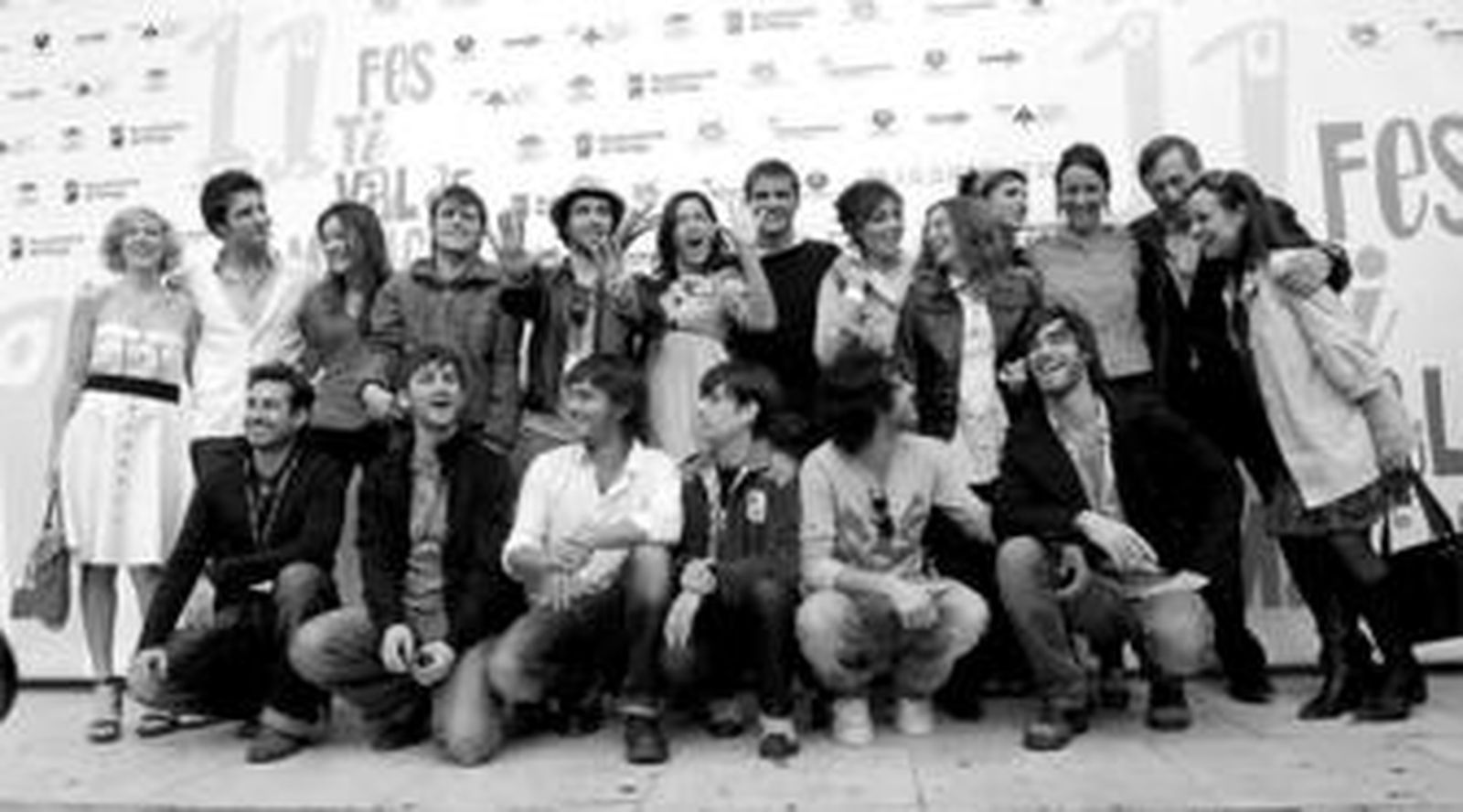 El reparto de '8 citas' junto a sus directores, Peris Romano y Rodrigo Sorogoyen.