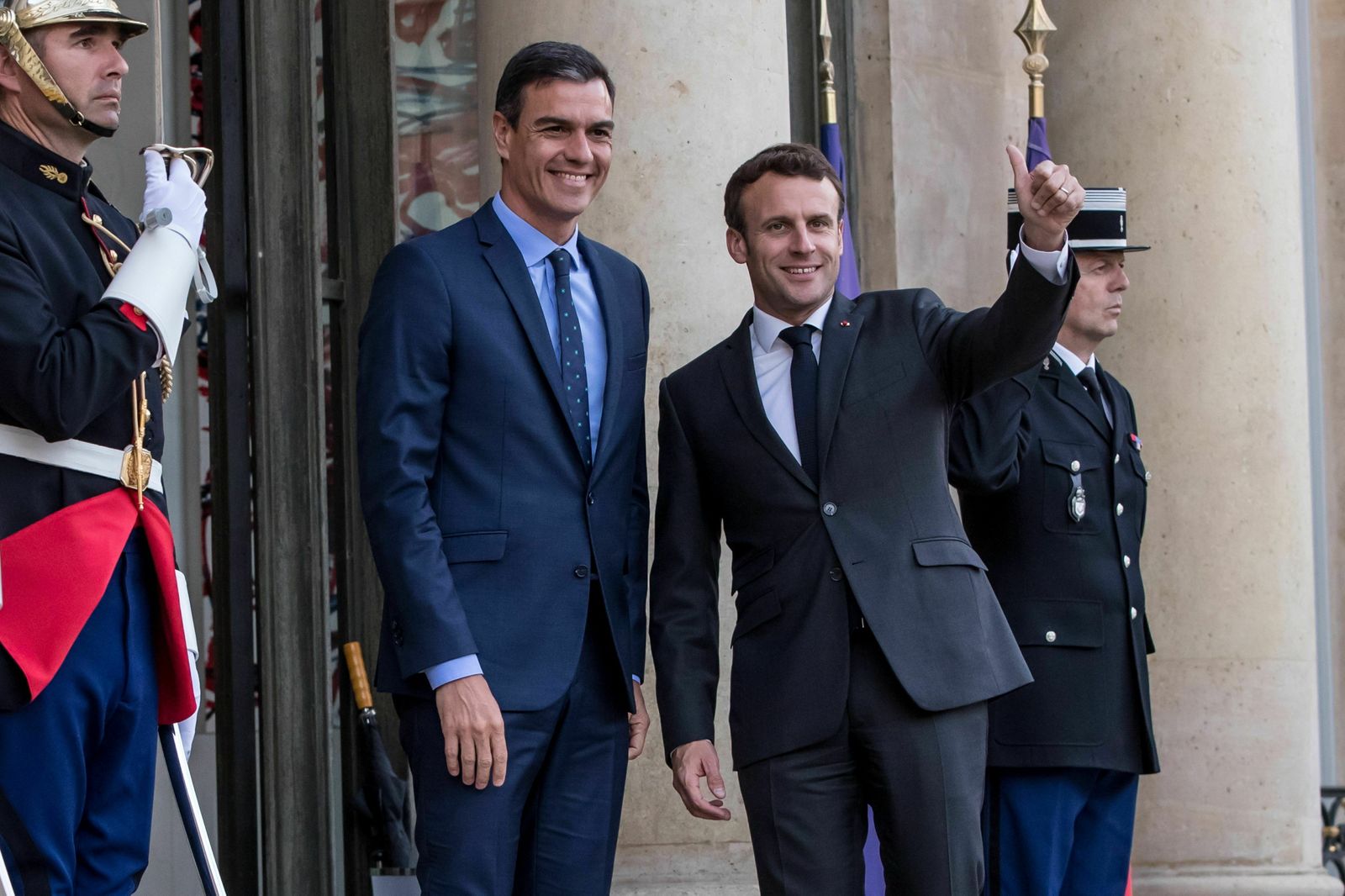 Emmanuel Macron recibe a Pedro Sánchez en el Palacio del Elíseo en París.
