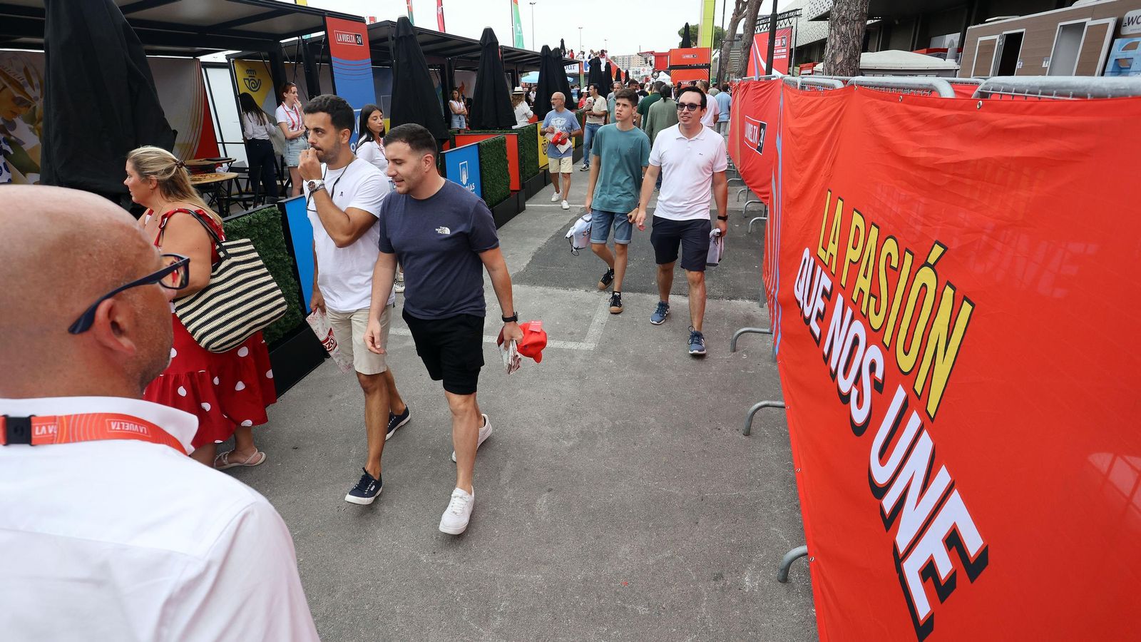Así fue la salida de la Vuelta España desde Carrefour Sur en Jerez