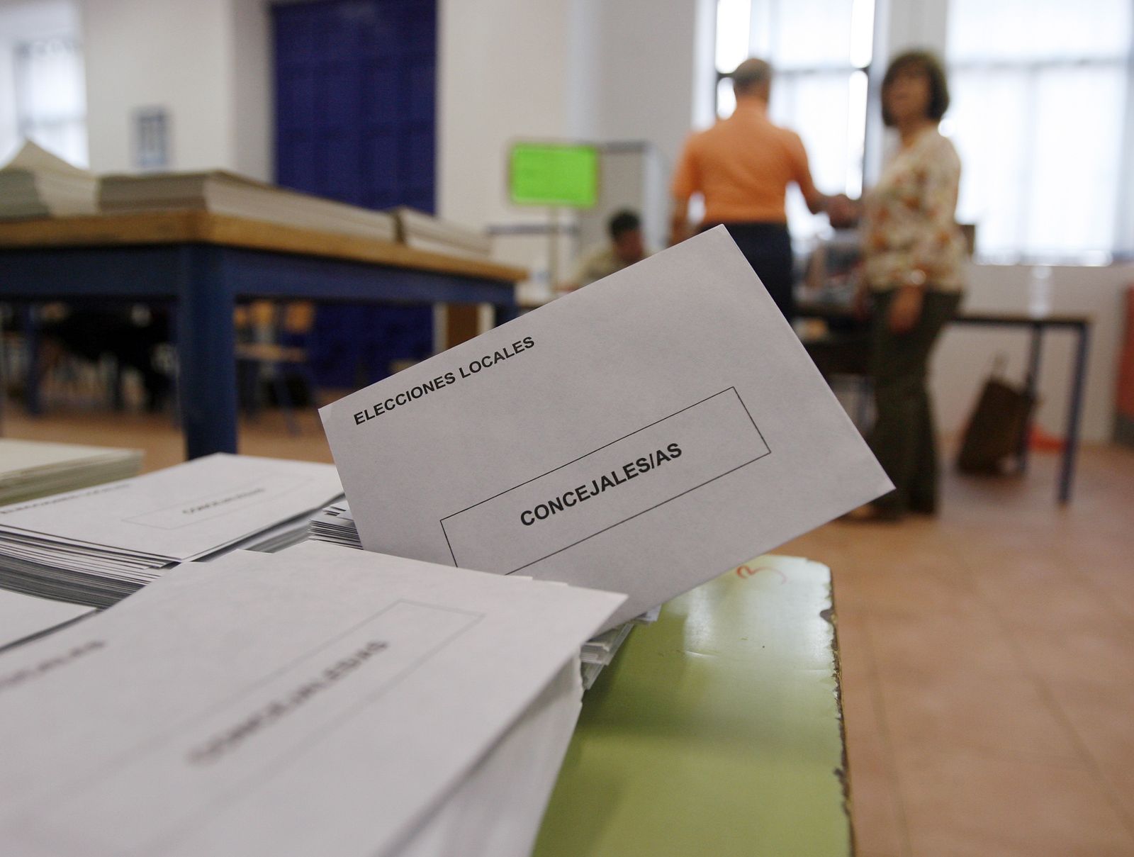 Las papeletas dispuestas en las mesas electorales el 24 de mayo de 2015.