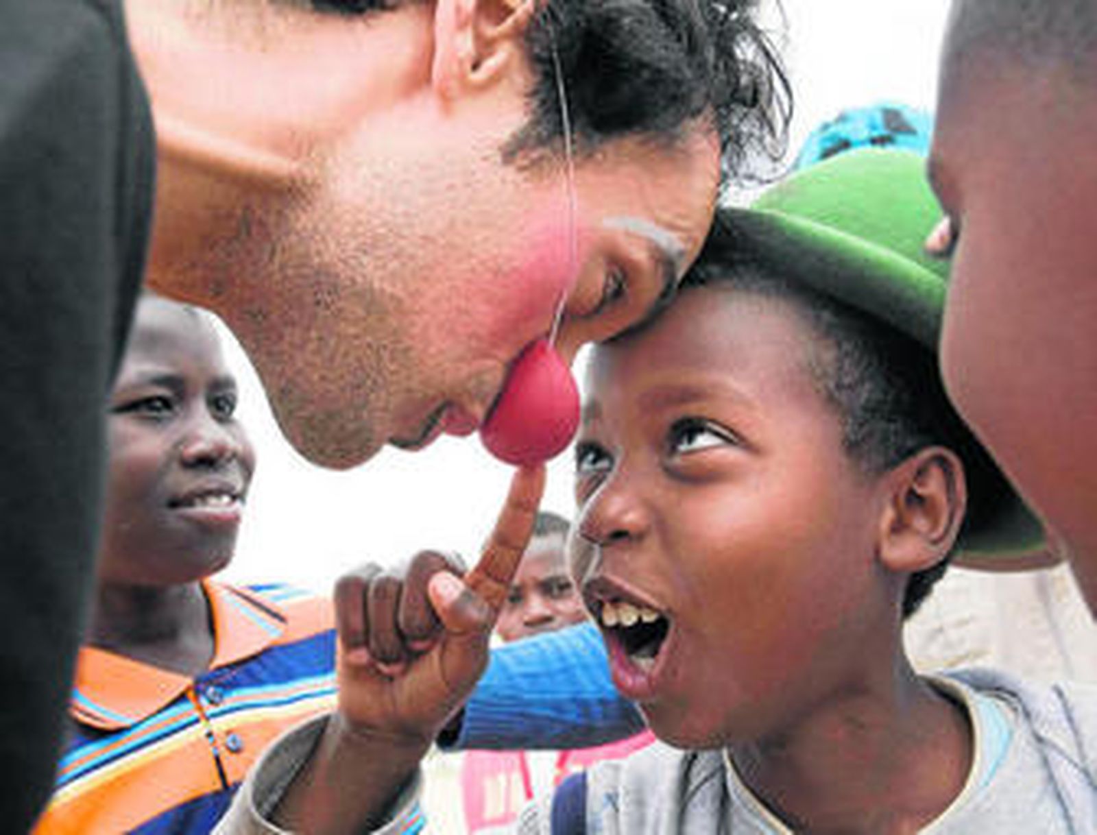 Los voluntarios de Payasos Sin Fronteras actúan ante varios niños en el campamento de Túnez.