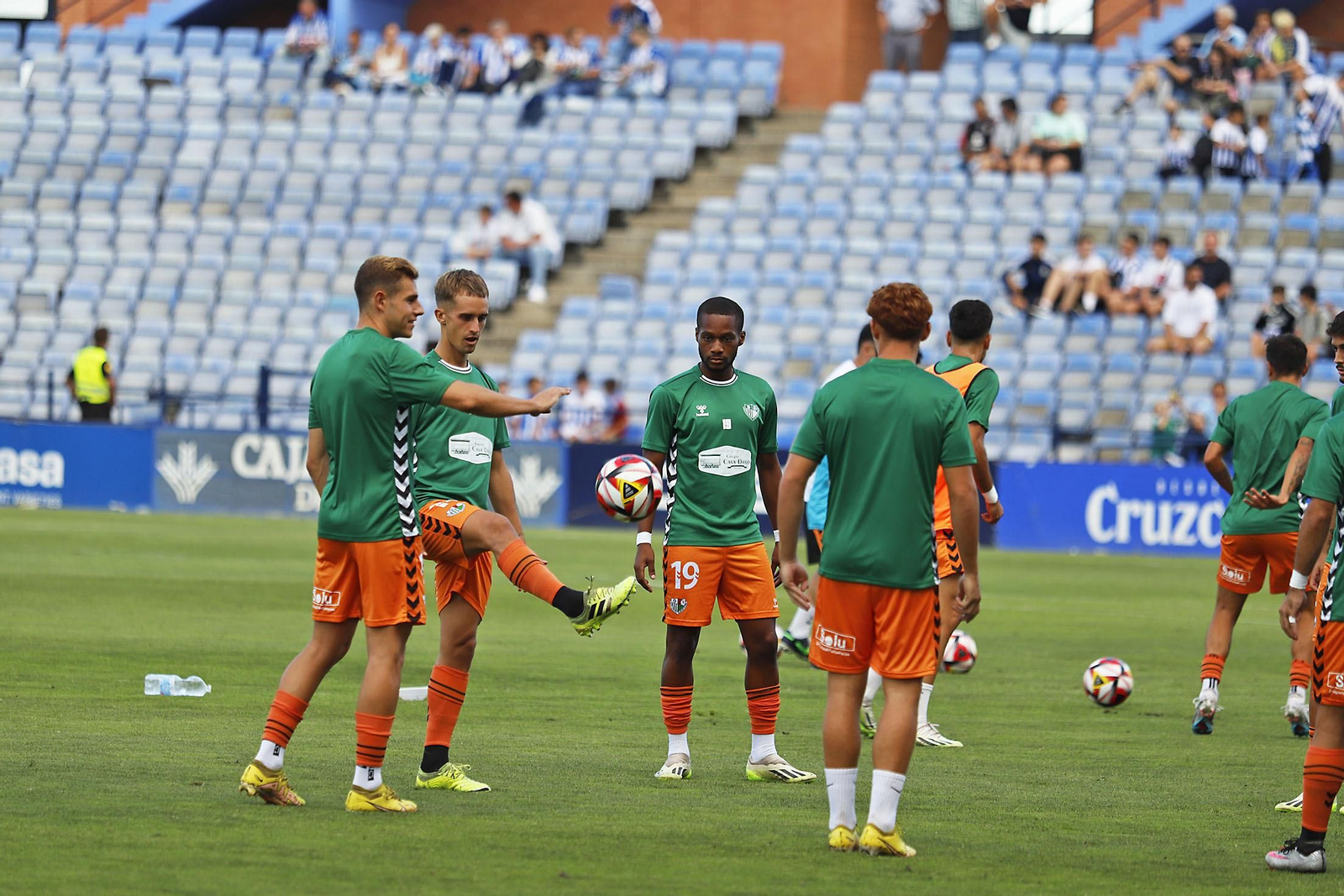 Imágenes del ambiente en el Recreativo de Huelva y Antequera CF