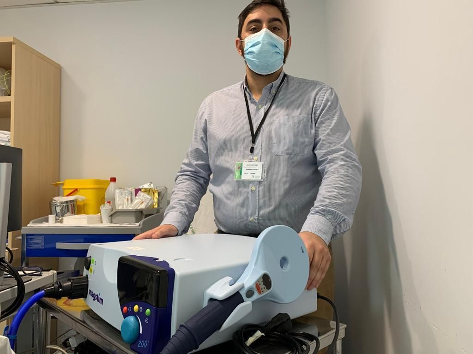 El ingeniero técnico del Hospital Virgen Macarena, José Antonio Triviño, junto a la máquina de estimulación magnética transacraneal.