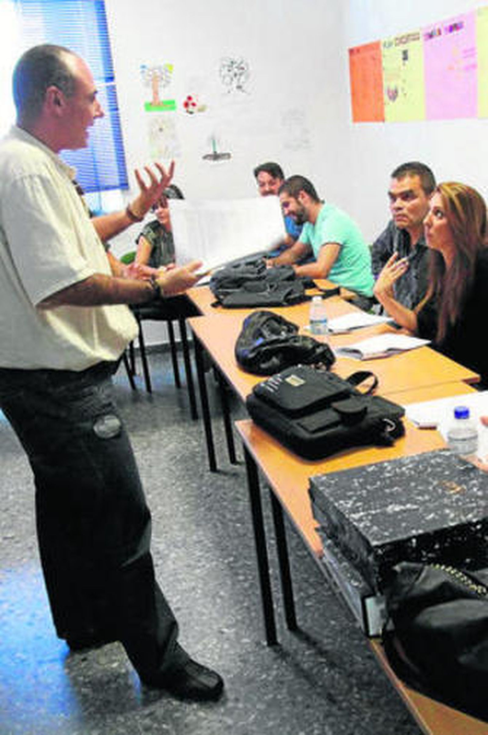 Varios desempleados en un taller de formación.