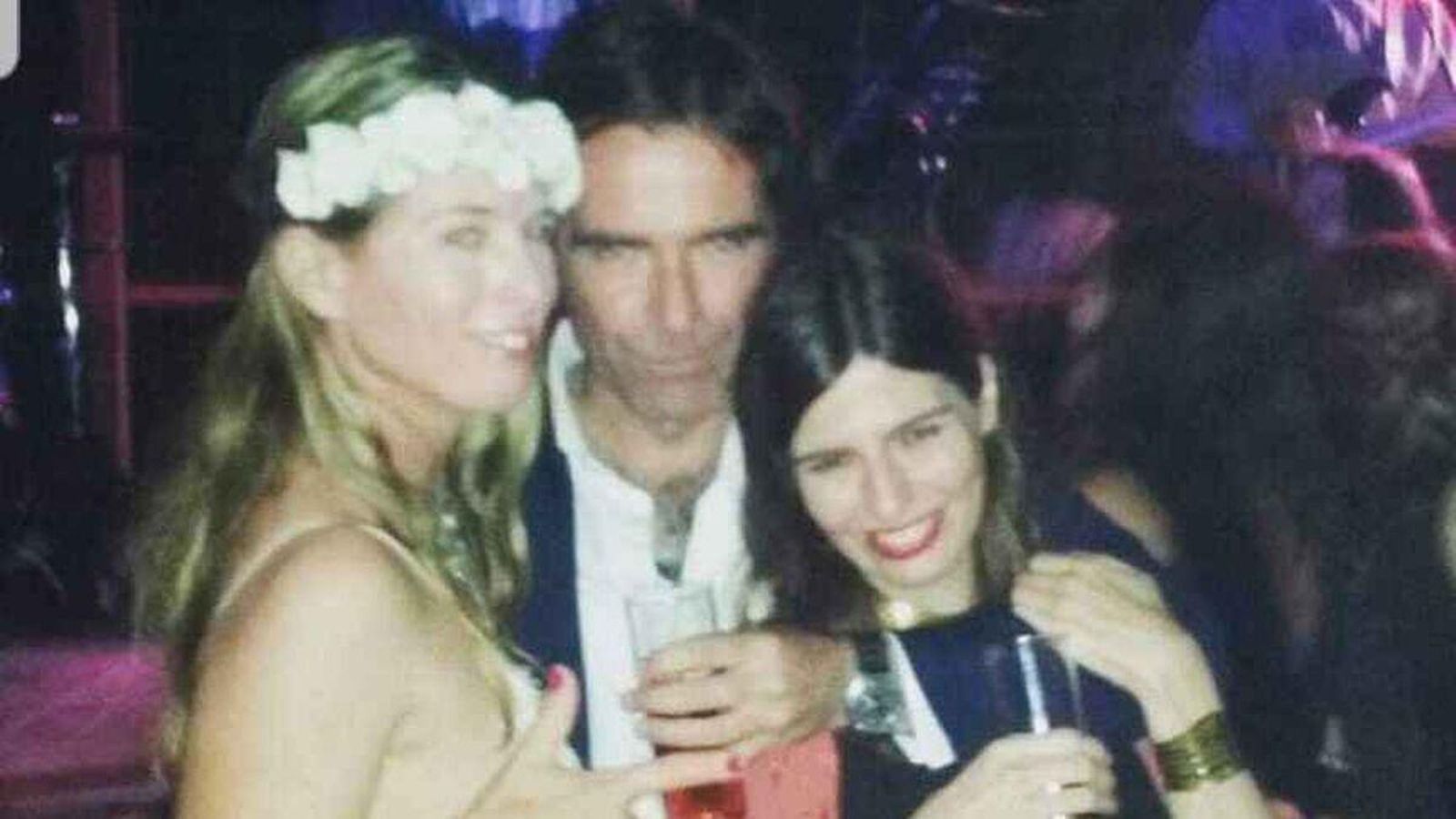 Casilda (primera de la derecha) junto a su hermano Iván.