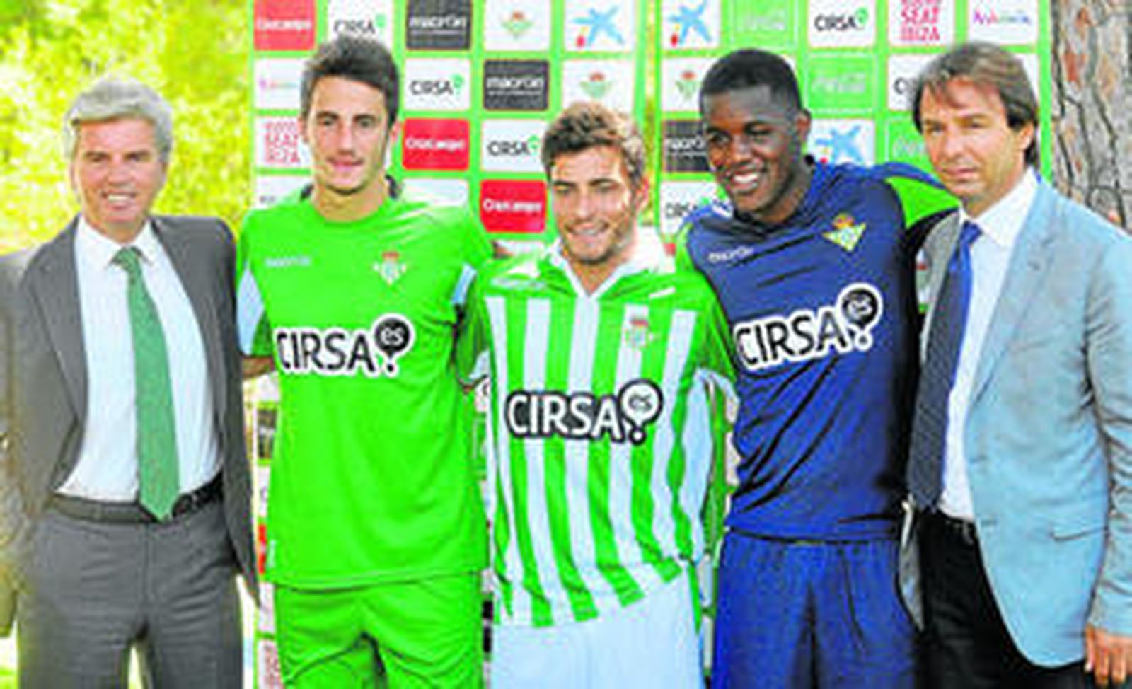 Miguel Guillén y Vlada Stosic escoltan a las tres adquisiciones verdiblancas presentadas ayer, Juan Carlos, el portugués Agra y el costarricense Campbell.