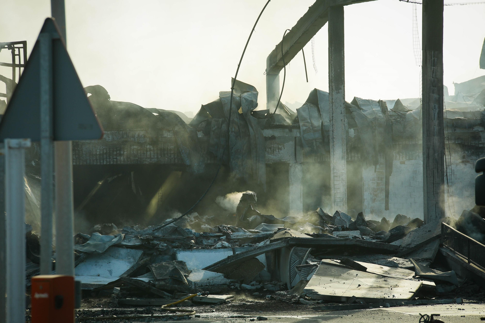 El día después: así ha amanecido la nave calcinada de Mabe Hortofrutícola