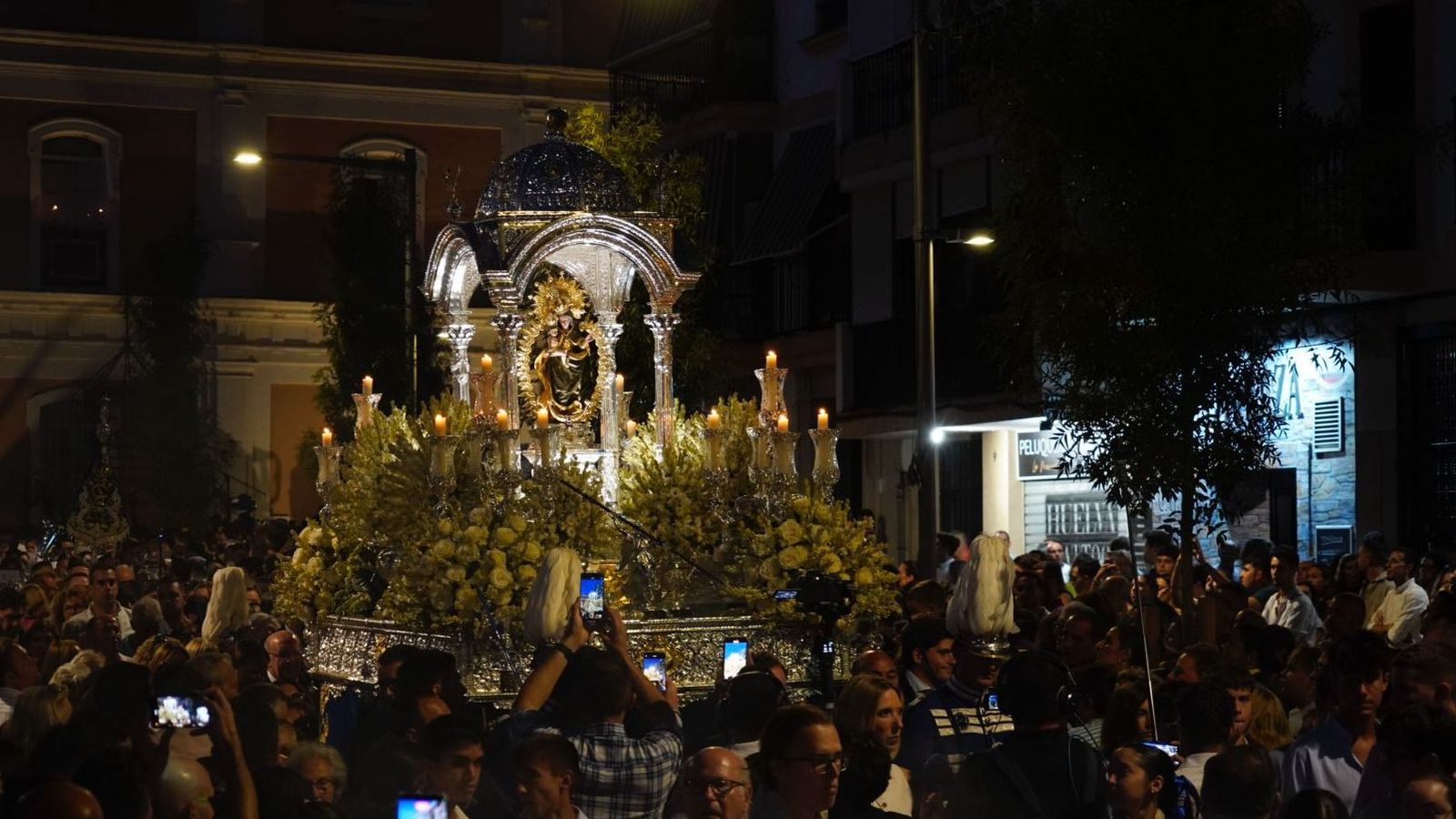 El paso de Nuestra Señora de la Cinta avanza por la Plaza de la Merced