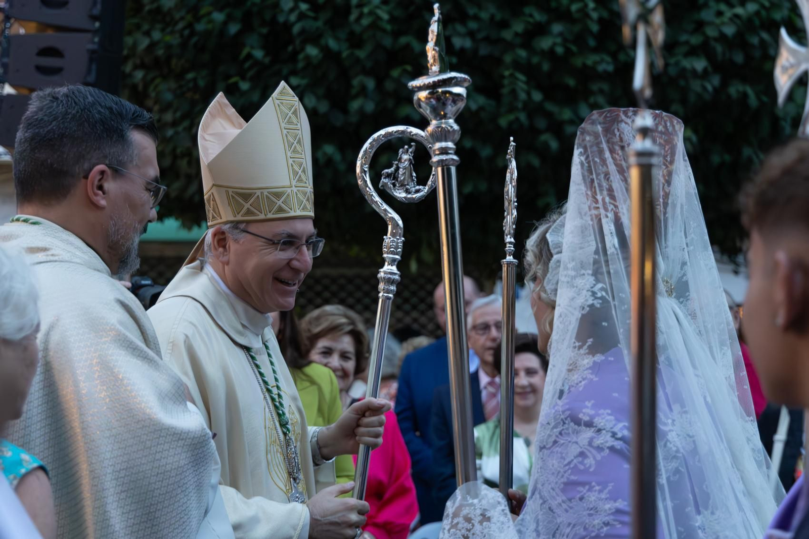 Santa Ana, patrona de Torredelcampo, recibe el bastón de mando como Alcaldesa Perpetua.