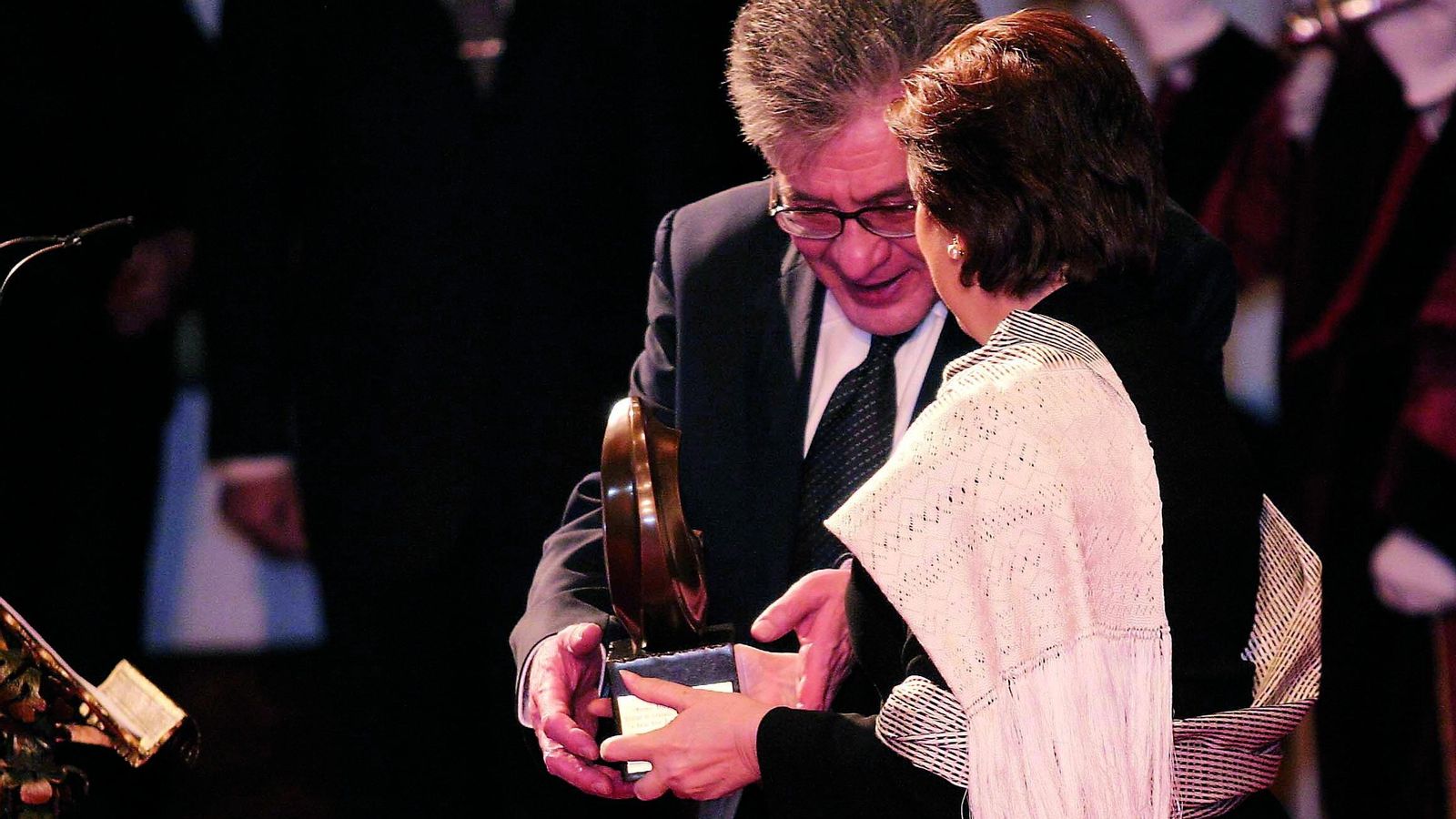 José Emilio Pacheco recibe el premio de manos de la Ministra de Cultura de México.
