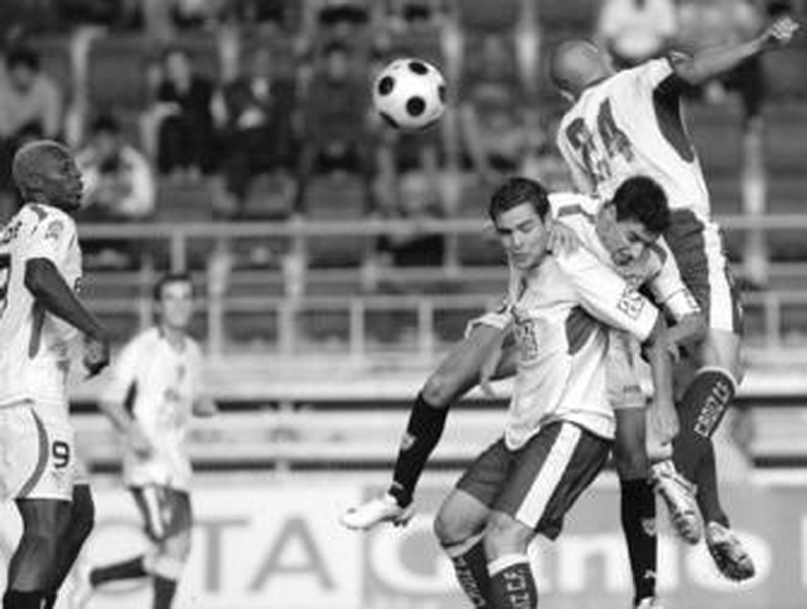 Dani Fragoso y Bezares pugnan por tratar de golpear el balón.