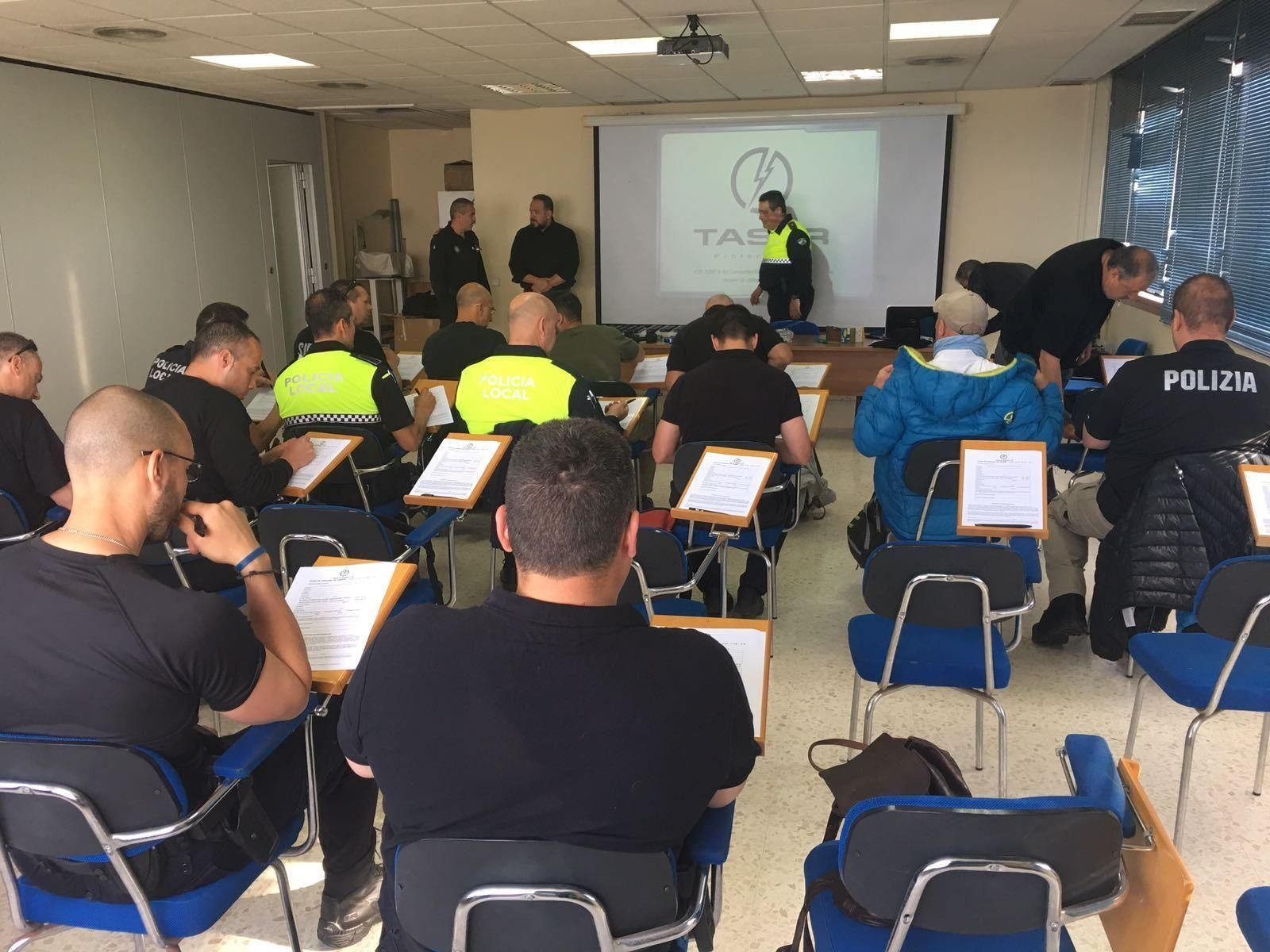 Varios ejemplares de la pistola eléctrica.