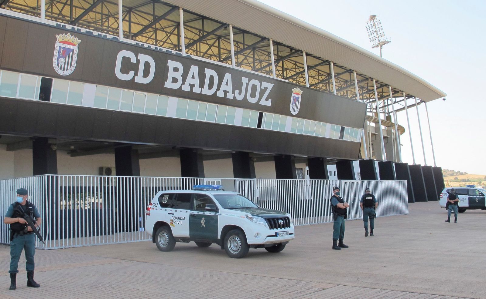 La Guardia Civil, a las puertas del estadio Nuevo Vivero de Badajoz esta mañana.