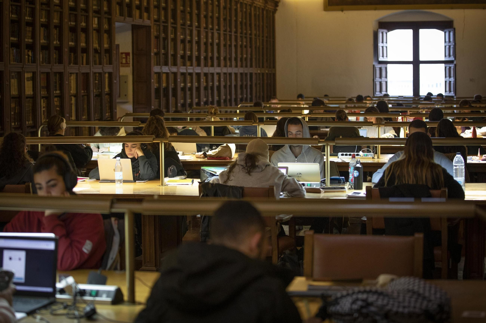 Estudiantes en la Biblioteca del Hospital Real.