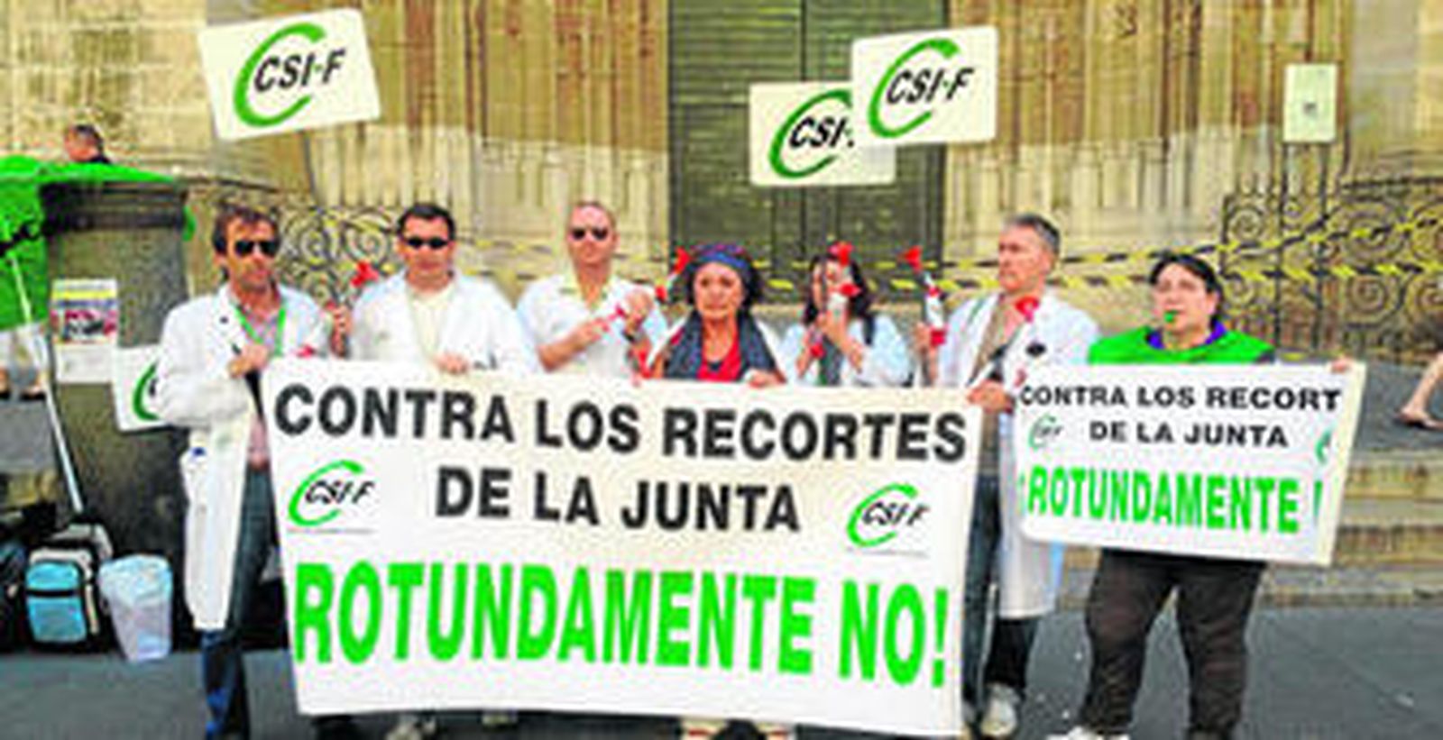 Ocho delegados del CSI-F de Huelva se desplazaron ayer a Sevilla para protestar contra los recortes frente a los servicios centrales del SAS.
