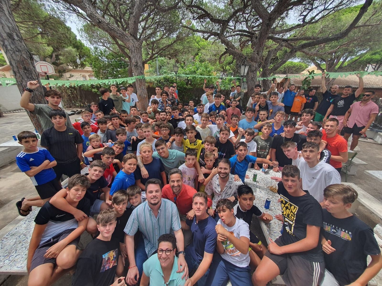 José Vera y José Alberto Cruz mantuvieron un encuentro con los ediles ubetenses Francisco Javier Lozano y María Jesús López y miembros del campamento.