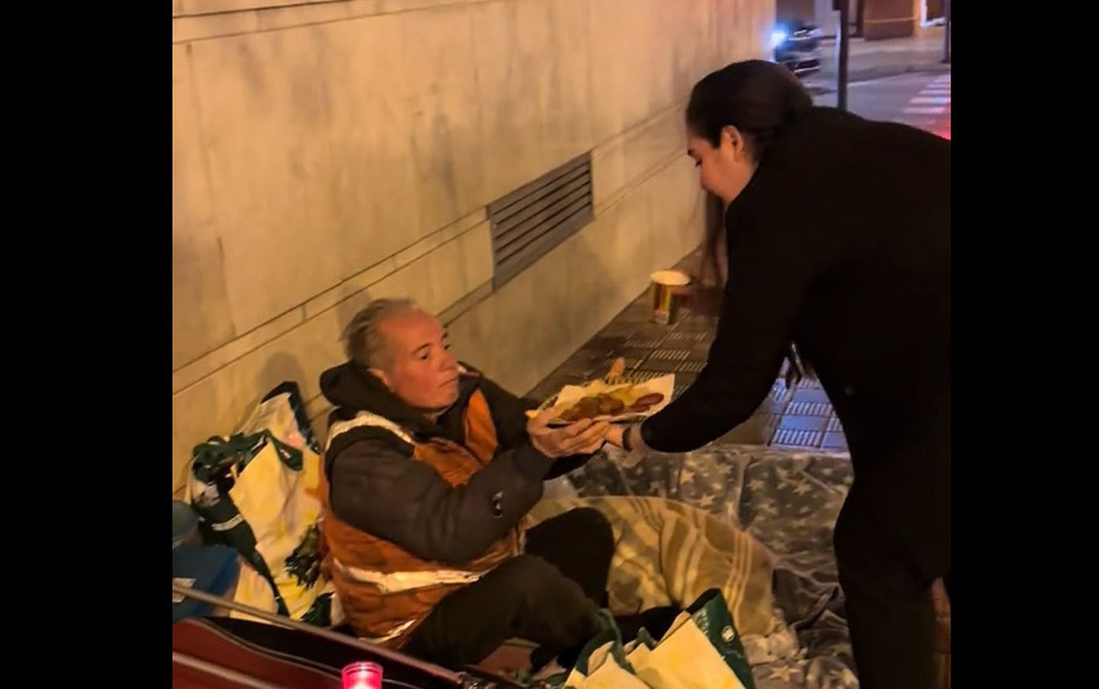 Una joven sevillana genera controversia en redes sociales al grabar un gesto solidario en Nochevieja