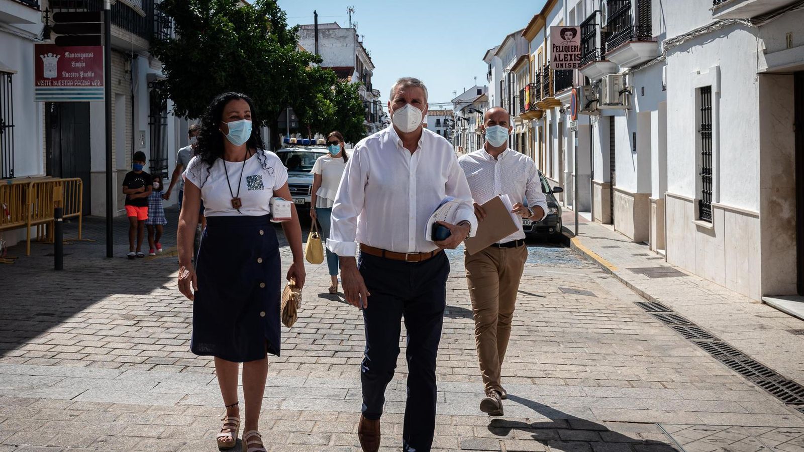 Juan Miguel Polo, arropado por compañeros de ICAR antes del pleno de la moción de censura.