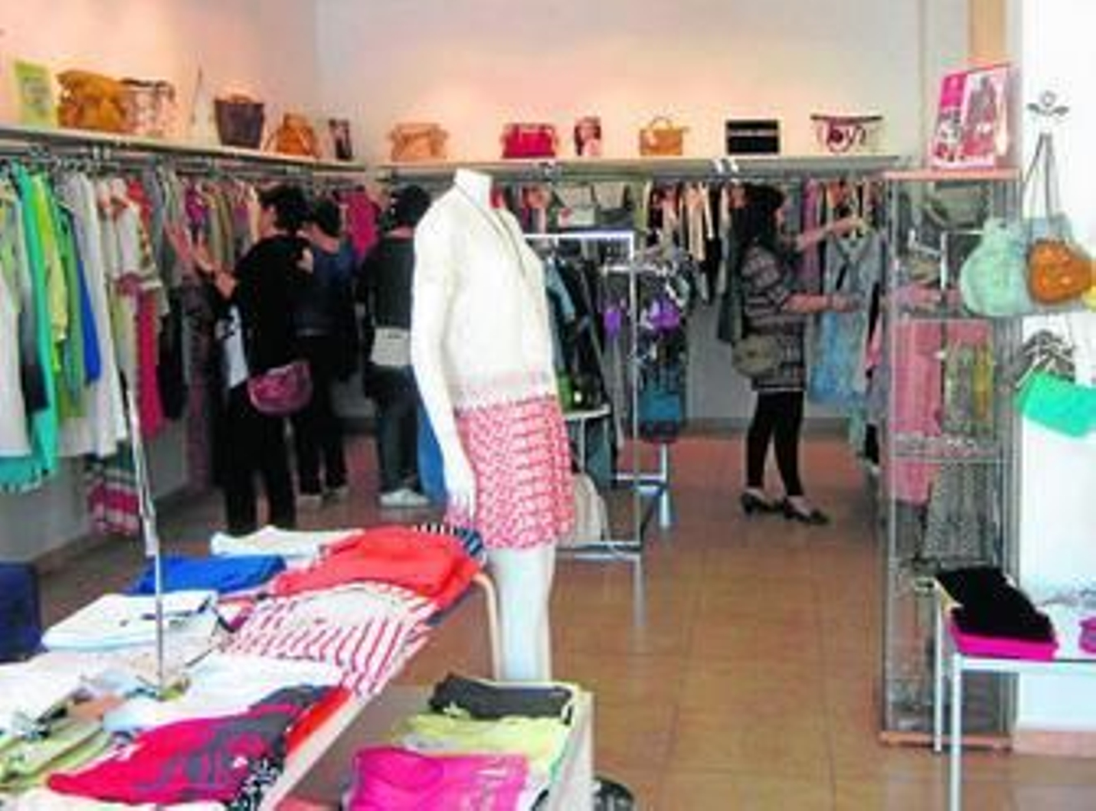 Unas clientas en la tienda que Isabel Mª Trigo montó en su pueblo natal, Carboneras.