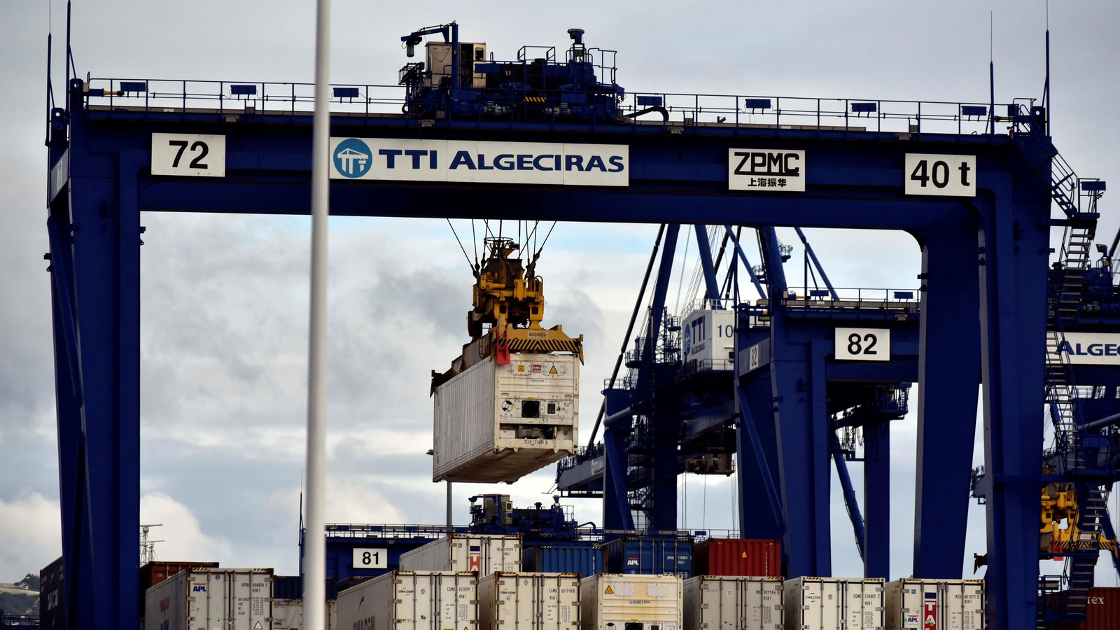 Una grúa portacontenedores en el Puerto de Algeciras.