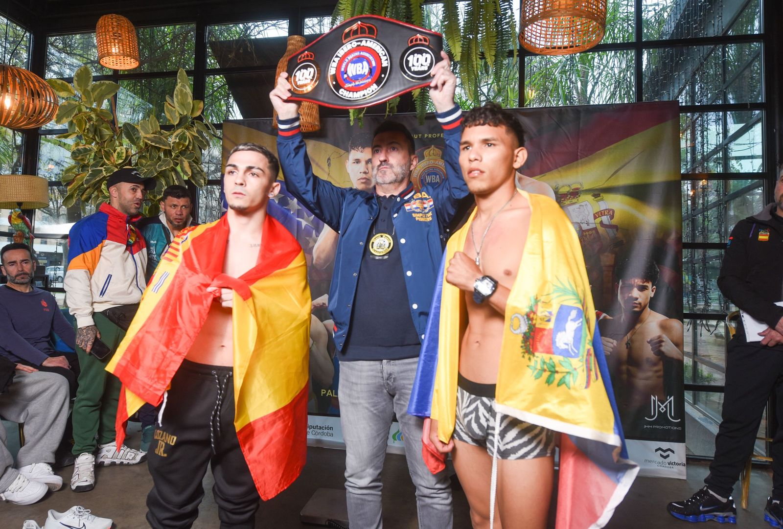 Rafa Lozano Jr. posa junto a Kervin Romero en el Mercado Victoria.