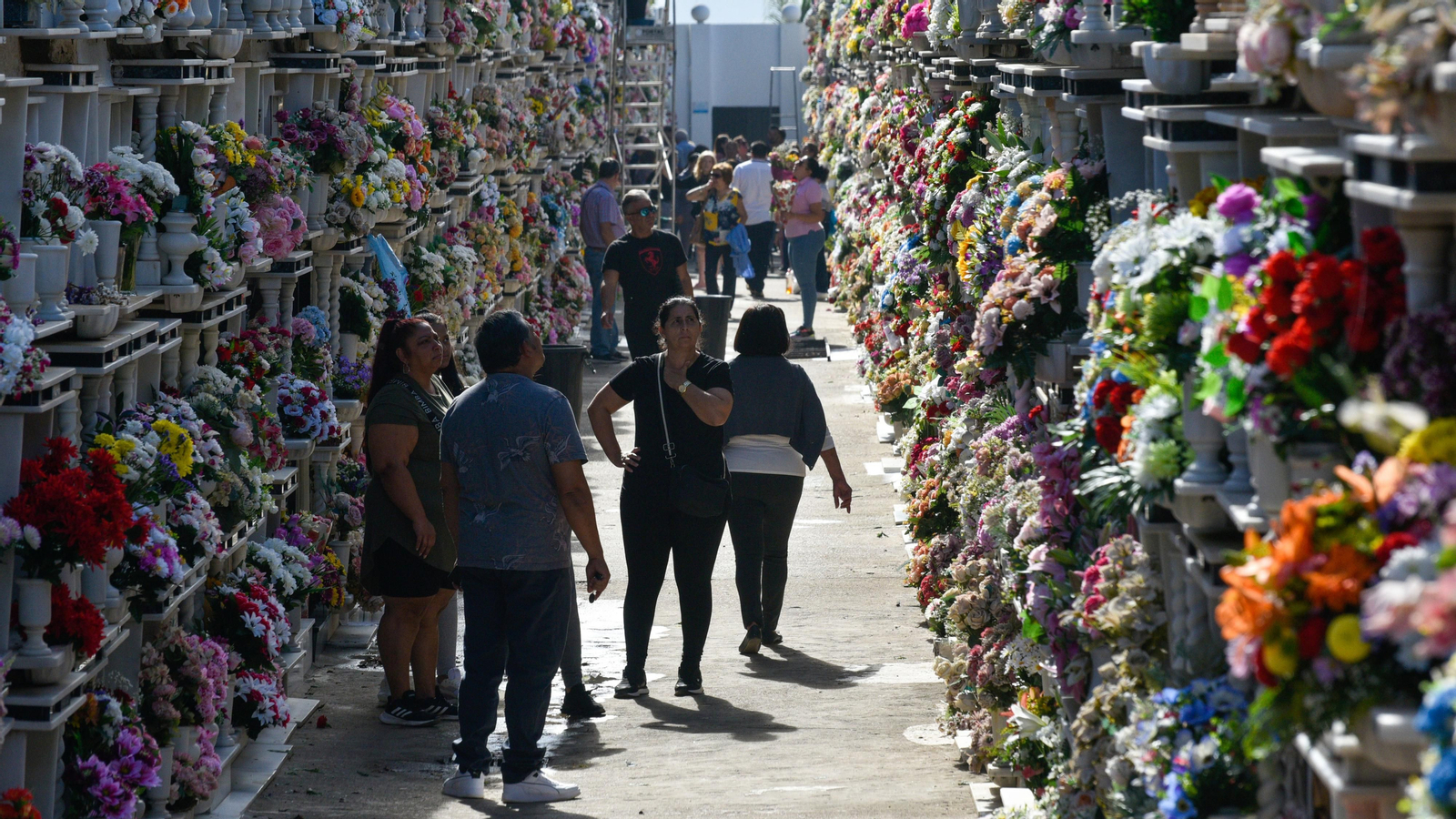 Dia de Todos los Santos en el cementerio de Algeciras
