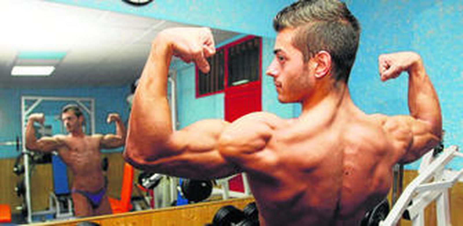 El joven culturista granadino Cristian García, durante una sesión de entrenamiento.