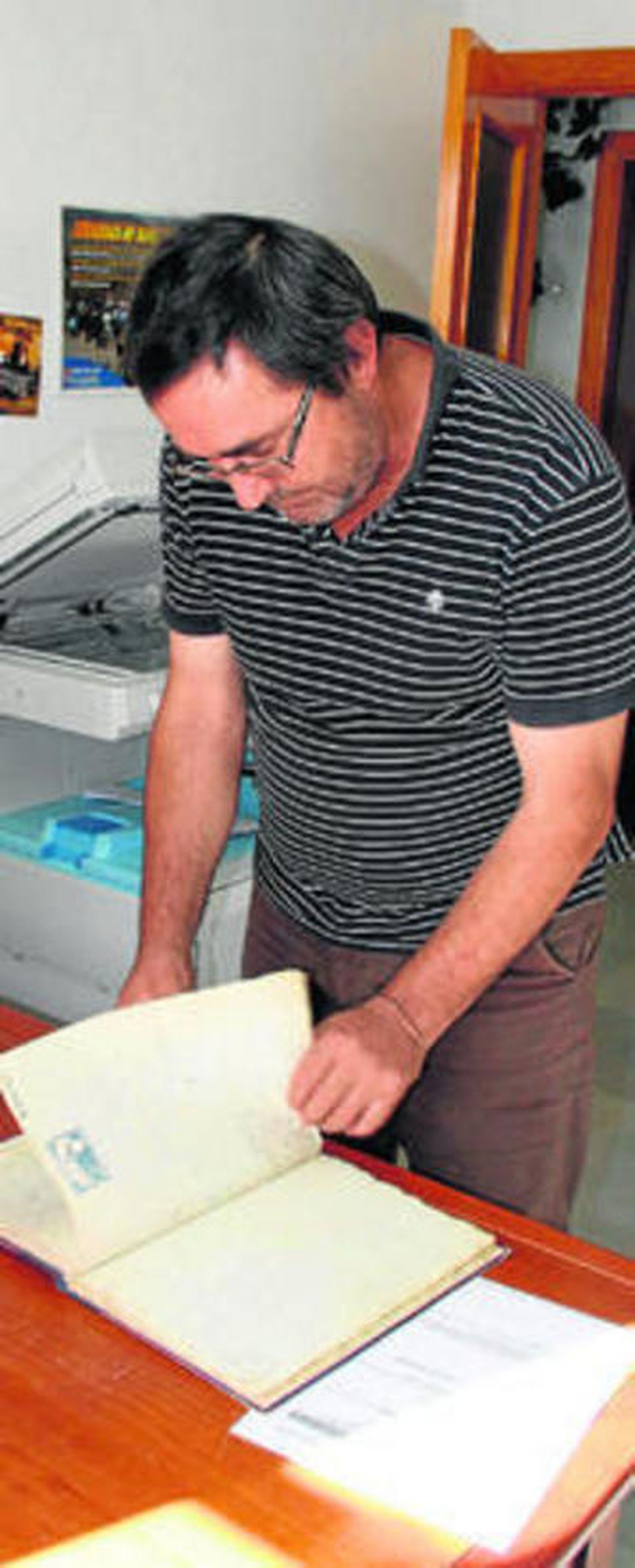 Entrada al municipio con la torre de su castillo de fondo.