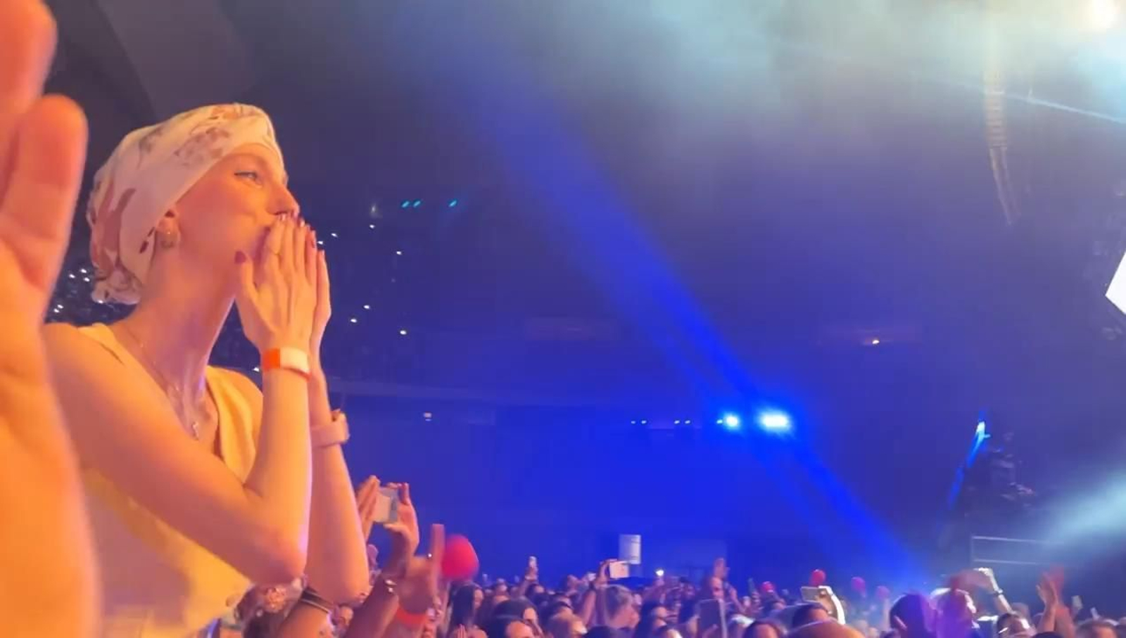 Manuel Carrasco dedica 'Mujer de las mil batallas' a la influencer Elena Huelva en su concierto de Sevilla