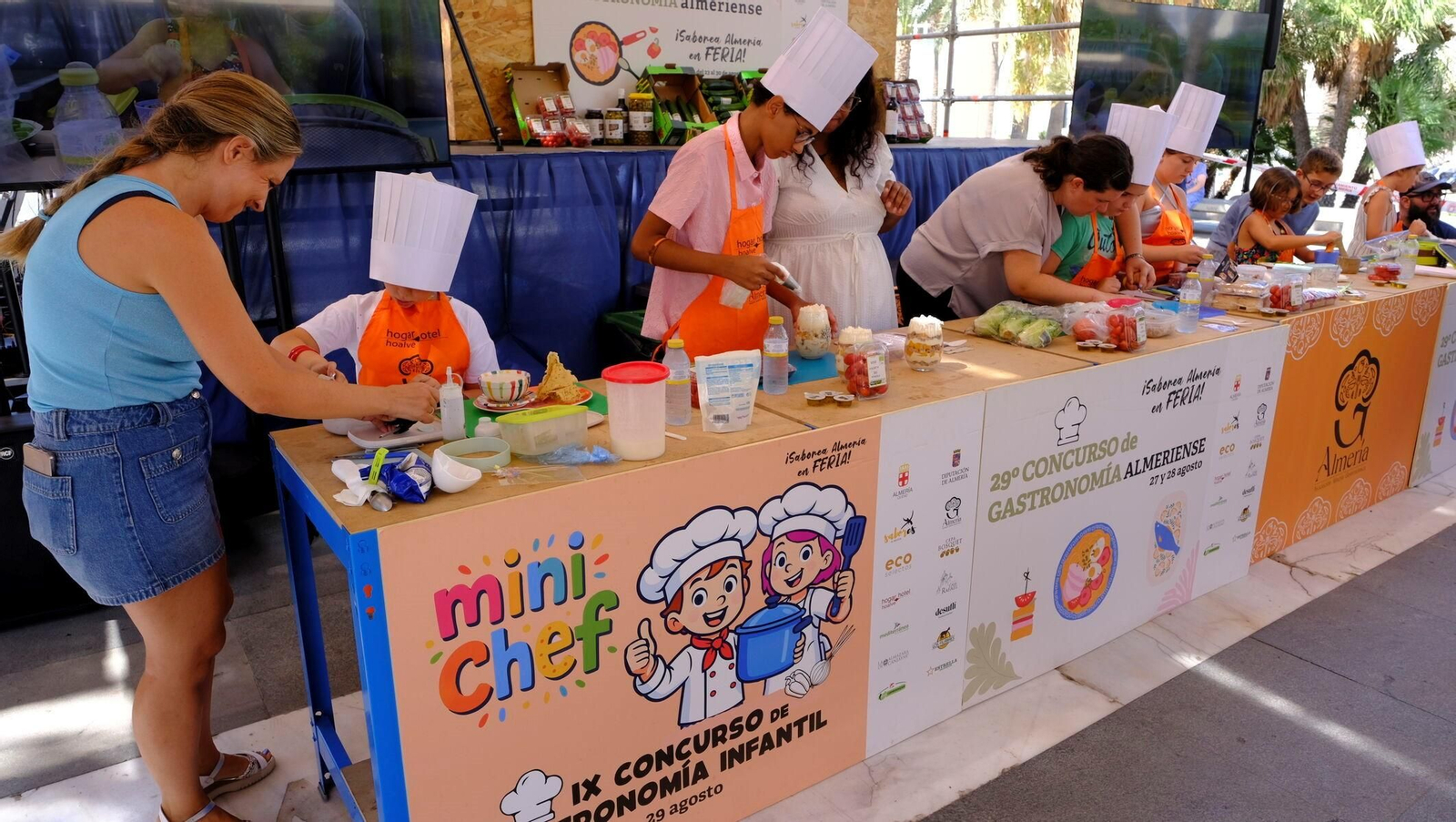 Los jóvenes cocineros y cocineras han contado con un ayudante para preparar su receta.