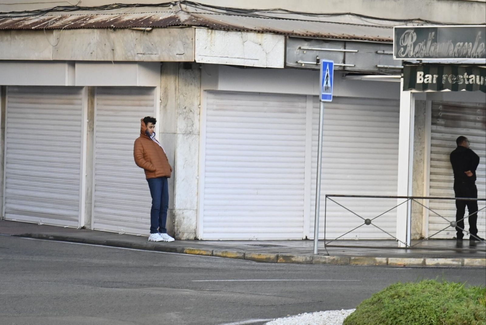 Fuerte viento en la acera de la Marina, en Algeciras.