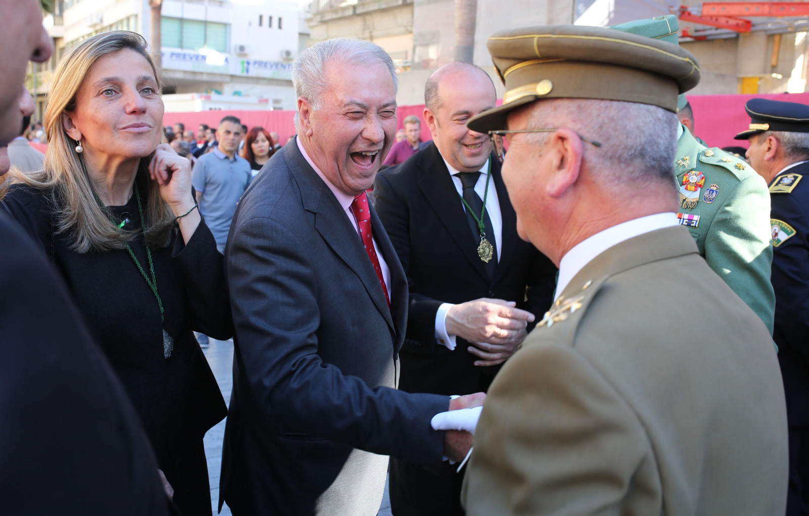 Ambiente  para recibir a la Legión en las calles de Huelva