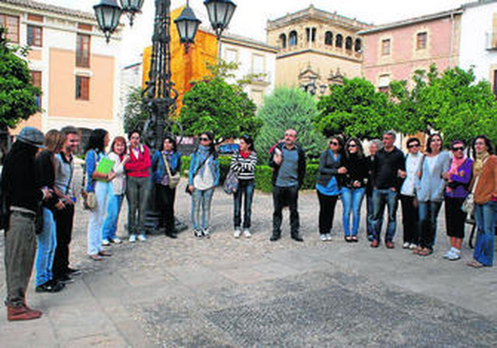 Conocer la localidad a través de los ojos del escritor fue una experiencia muy interesante para los vicarios.