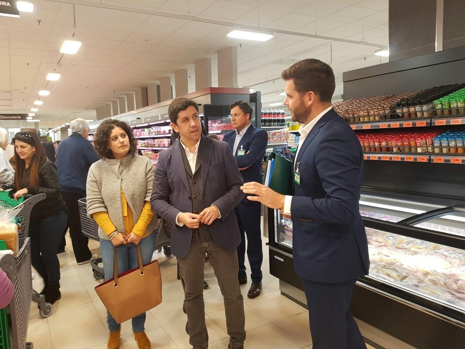 Responsables de Mercadona junto al equipo de gobierno de la localidad.