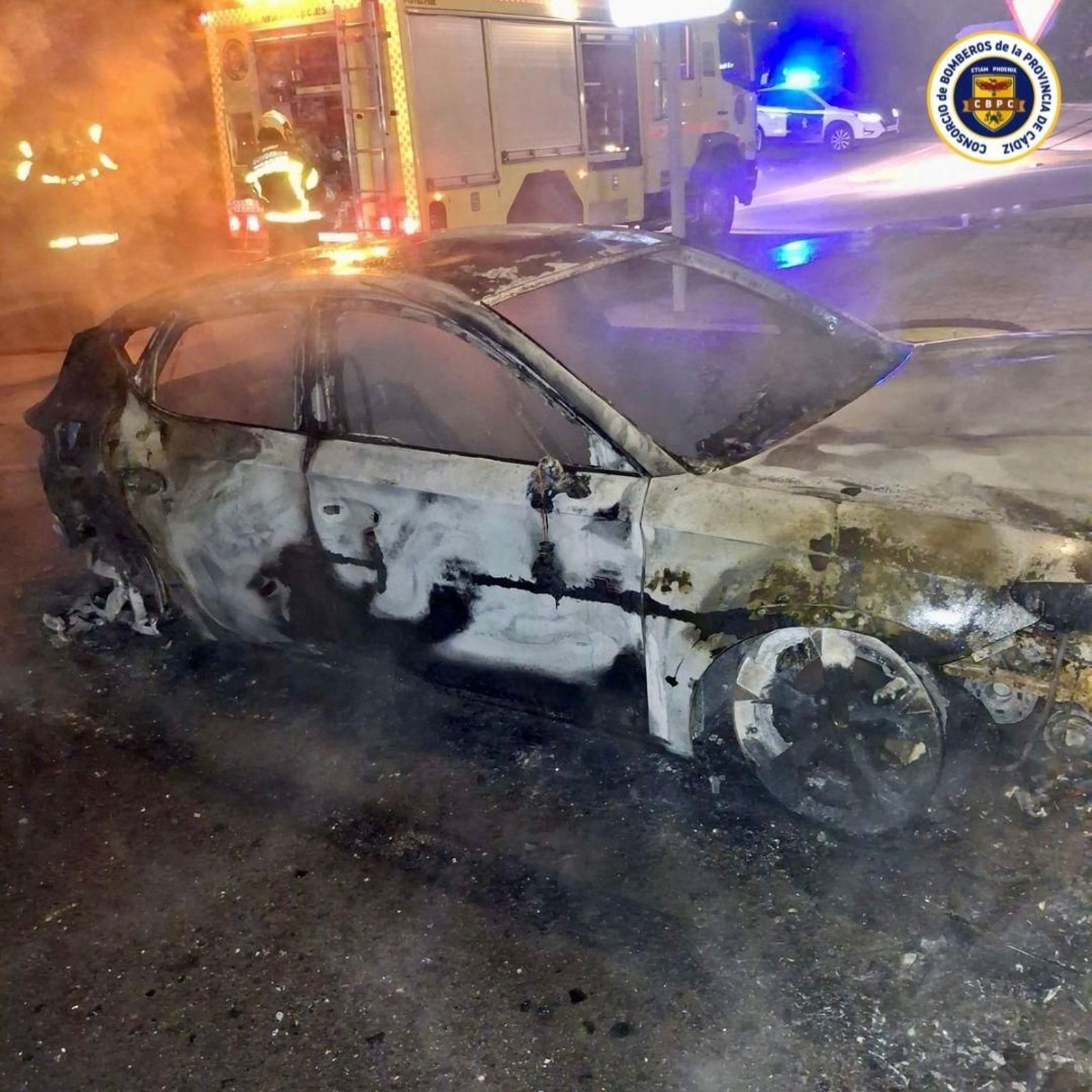 Uno de los vehículos calcinados.