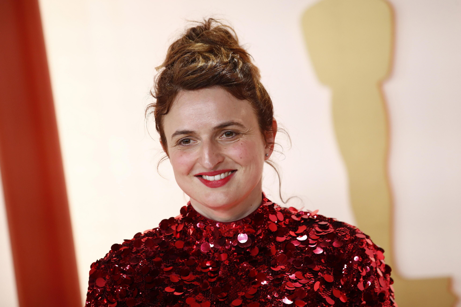 La directora Alice Rohrwacher fue con malos pelos y un modelo de gruesas lentejuelas rojo hasta el cuello