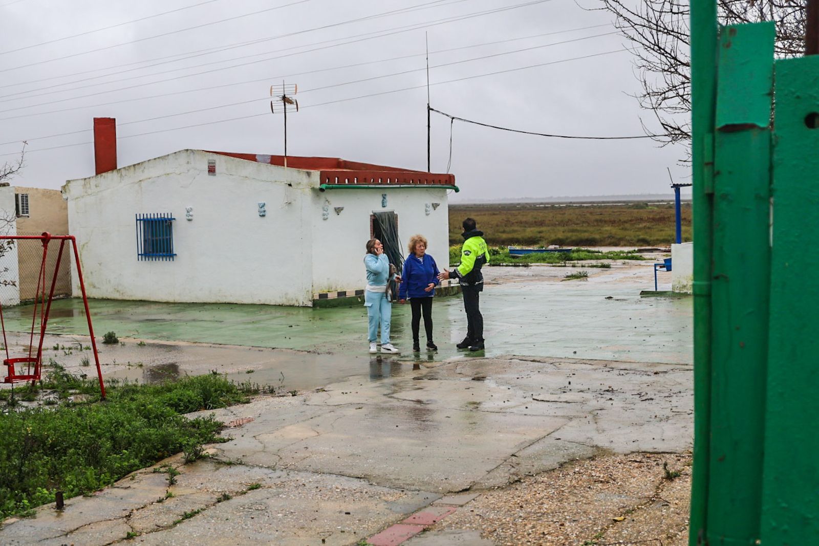 Fotografías del desalojo de familias y animales en Peguerillas por la borrasca Leonardo