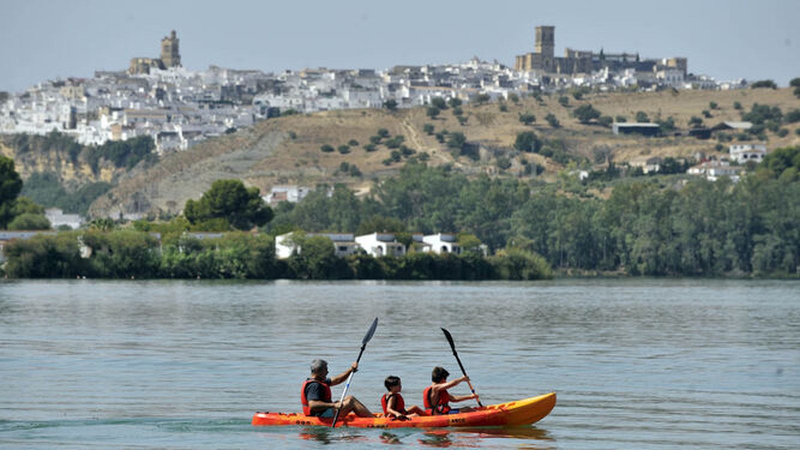 Una familia disfrutando de actividades en la playita de Arcos